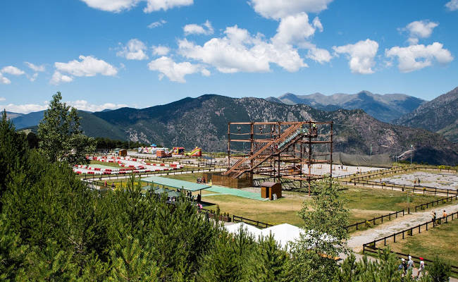 Alcuni divertimenti del campo base di Naturlandia ad Andorra.