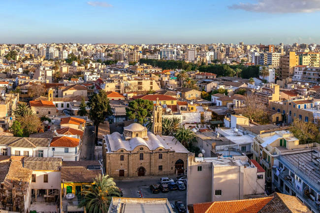 Nicosia, la parte più antica della capitale di Cipro e quella più moderna sullo sfondo.