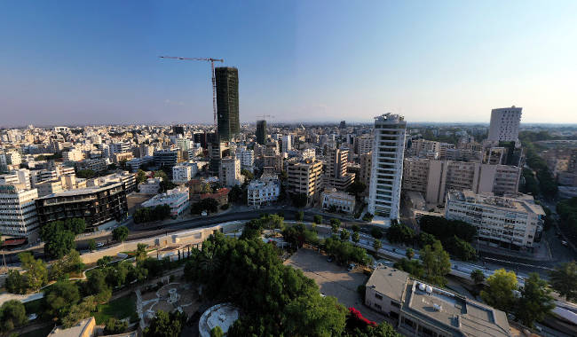 La Torre 25 e altri edifici moderni in costruzione a Nicosia.