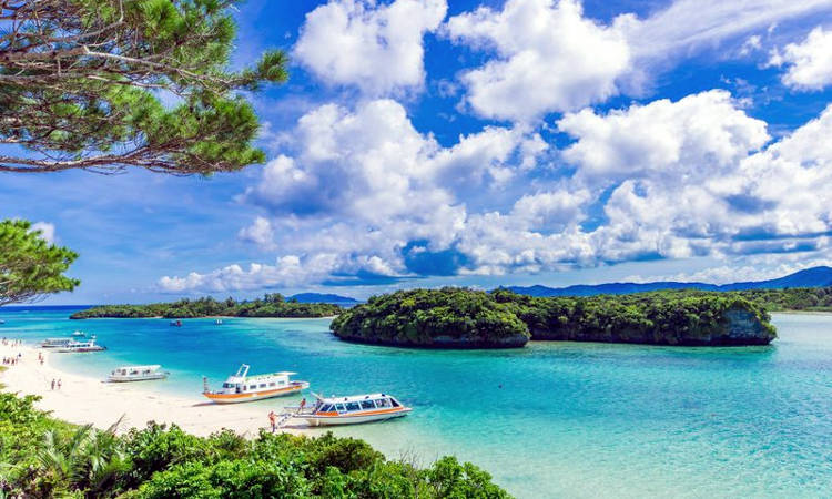 Fantastica spiaggia dell'isola di Okinawa in Giappone.