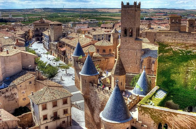 Il castello medievale di Olite nel Regno di Navarra.