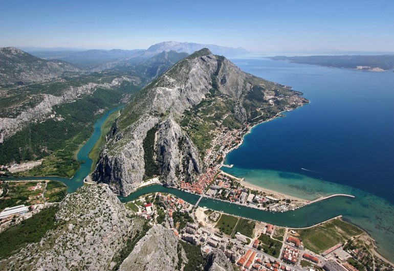 Omis e fiume Cetina in Croazia.