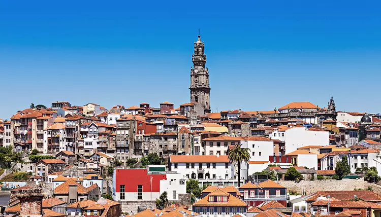 La Torre dos Clerigos che si staglia sul panorama di Oporto.