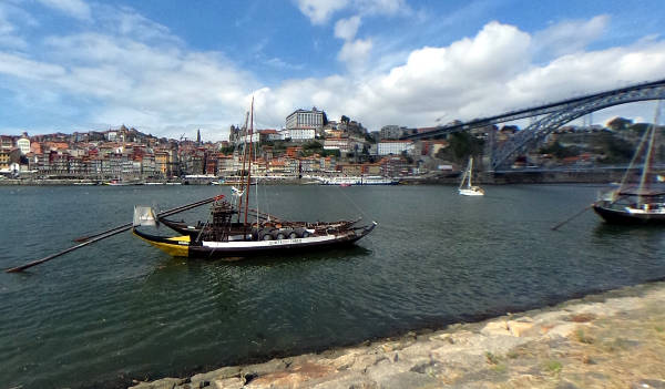 Vista di Oporto con ponti e barche.