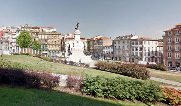 Piazza con il parco difronte Palacio da Bolsa a Oporto.