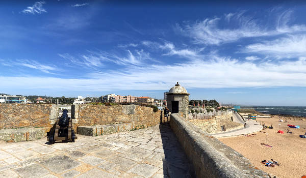 Vista della città e della spiaggia dai bastioni del Castelo do Queijo.