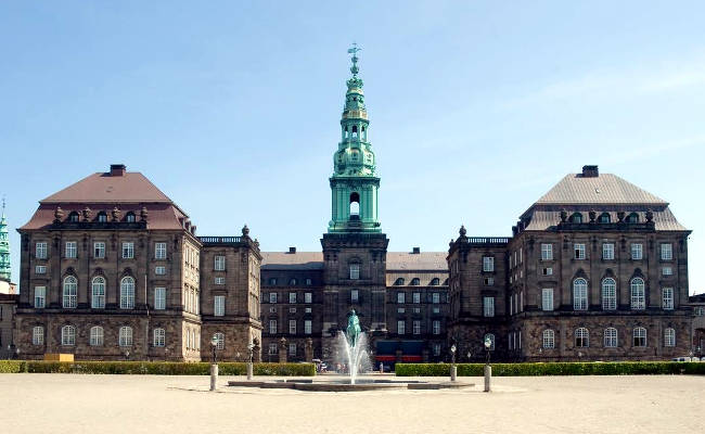 Il Palazzo di Christiansborg a Copenhagen, sede anche del Parlamento danese.