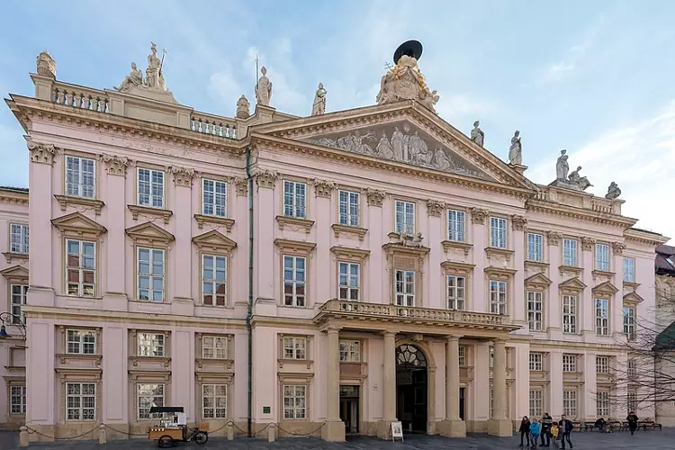 La magnifica facciata del Palazzo Primaziale di Bratislava.