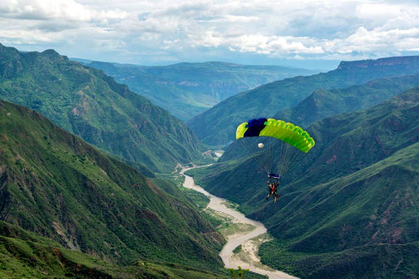 Parapendio a San Gil, nel canyon Chicamocha.