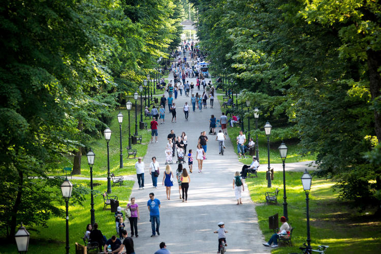 Un viale dove passeggiare nel Parco Maksimir di Zagabria.