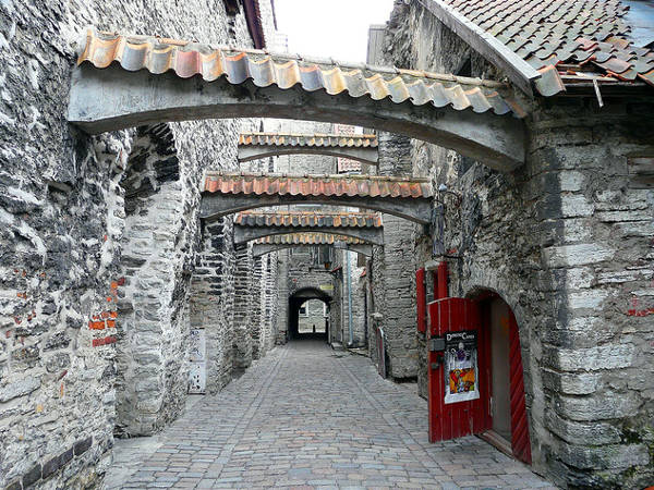 Il Passaggio di Santa Caterina nel centro storico di Tallinn.