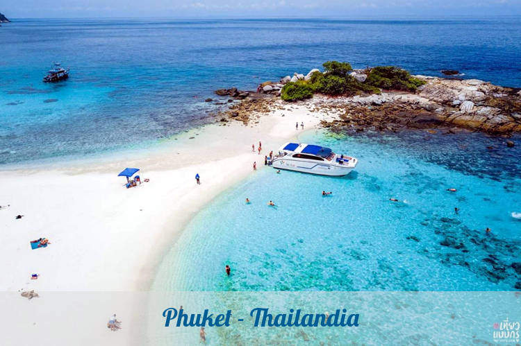 Phuket è una delle isole più belle per viaggiare in Thailandia.