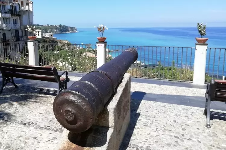 Il panorama dalla Piazza del Cannone di Tropea.