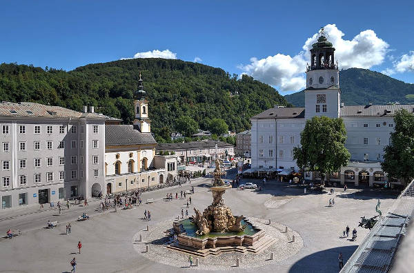 La piazza con la fontana e il Palazzo della Residenza a Salisburgo.