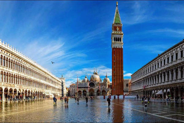 Venezia, Piazza San Marco con la Basilica, la Torre del campanile e il Palazzo Ducale.