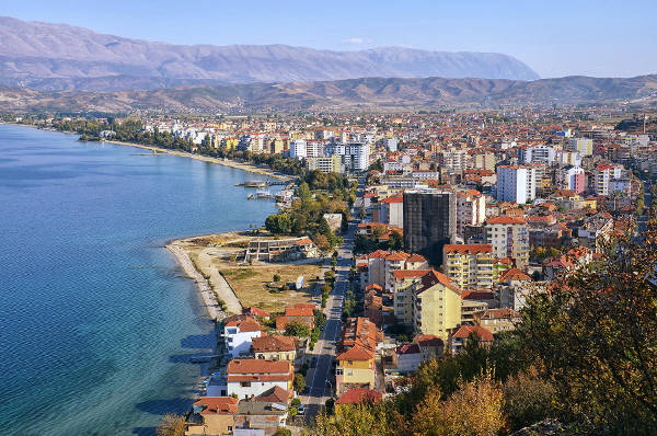 La città di Pogradec affacciata sul lago di Ohrid.