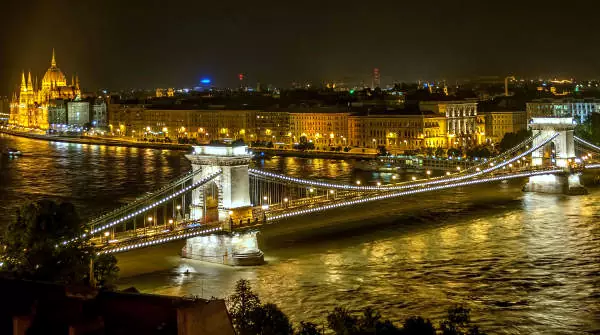 Il Ponte delle Catene che collega Buda e Pest.