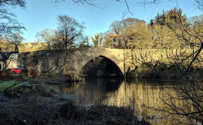 Il Ponte O'Balgownie che attraversa il fiume Don.