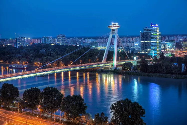 Il ponte SNP di bratislava con la torre del ristorante UFO.