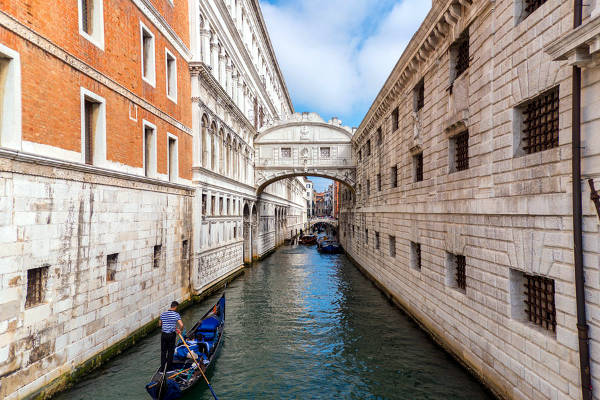 Il Ponte dei Sospiri è un luogo imperdibile da vedere e fotografare a Venezia.