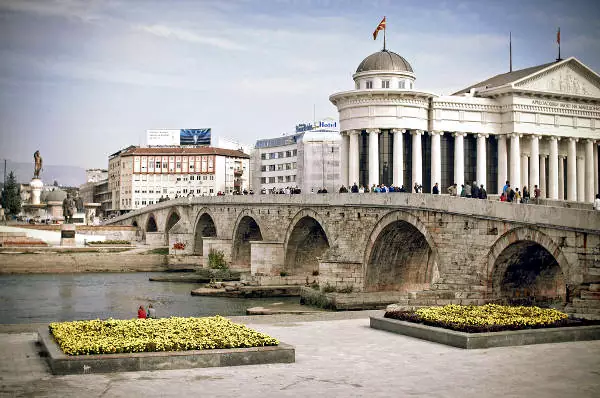 Il ponte di pietra sul fiume Vardar, chiamato anche Ponte Dusar.
