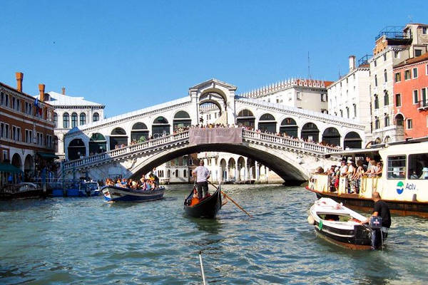 Il Ponte di Rialto è il più antico dei ponti sul Canal Grande.