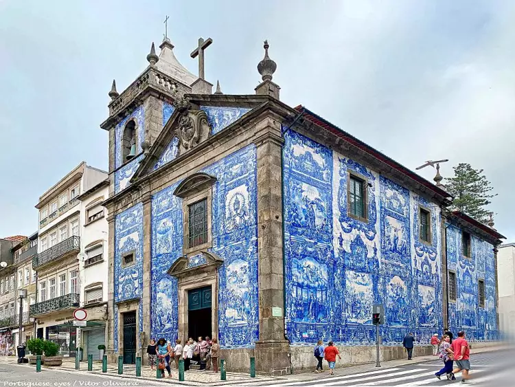 La Cappella delle Anime di Oporto, interamente rivestita di azulejos.