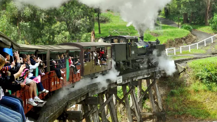 Il vecchio treno Puffing Billy che porta da Melbourne a Dandenong Rangers.