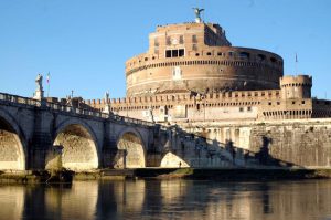 Castel Sant'Angelo a Roma, sul tevere con veduta di Ponte Sant'Angelo.