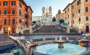 Piazza di Spagna con la celebre scalinata.