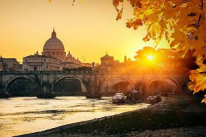 Roma, tramonto sul fiume Tevere.
