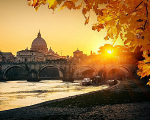 Roma, tramonto sul fiume Tevere.