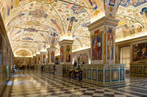 I fantastici interni con le opere del Museo Vaticano.