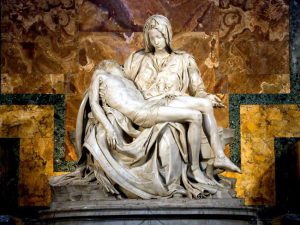 La Pietà di Michelangelo, statua nella Basilica di San Pietro.