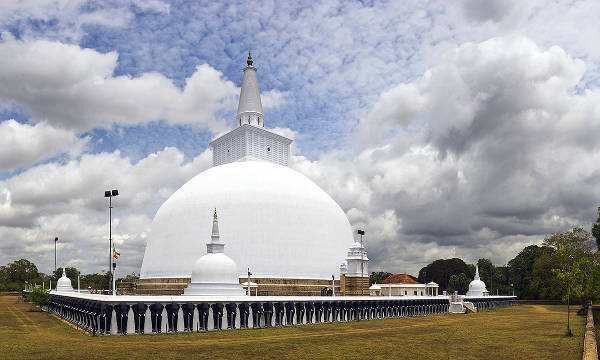 Il grande stupa di Ruwanwelisaya, nello Sri-Lanka.