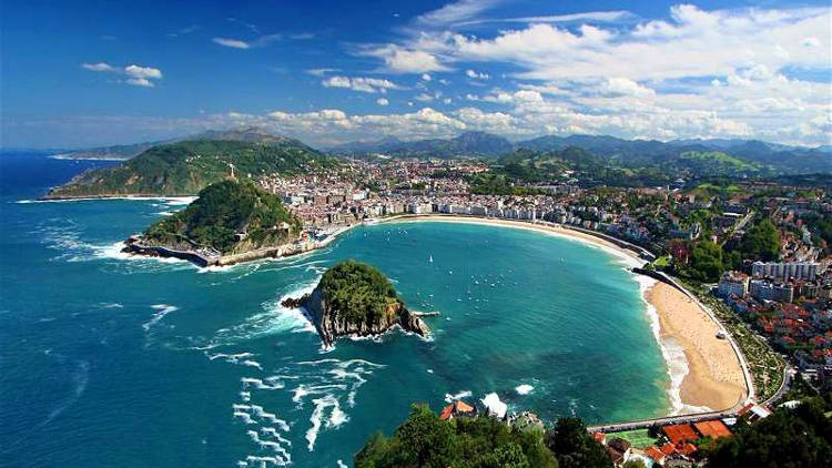 San Sebastian con la bellissima baia de la Concha e la spiaggia.