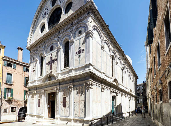 La pittoresca chiesa di Santa Maria dei Miracoli a Venezia.