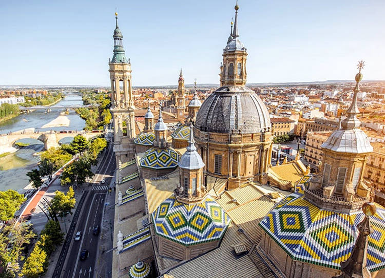 La basilica del Pilar a Saragozza, in Spagna.