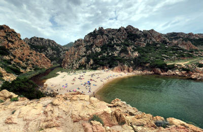 Spiaggia di Cala Li Cossi, canyon in Costa Paradiso.