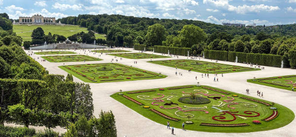 Vista del parco e dei giardini del castello di Schoenbrunn a Vienna.