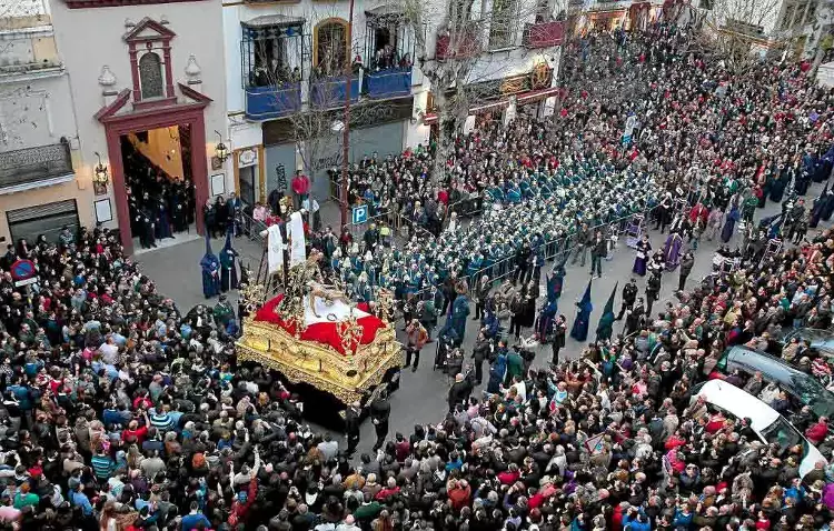 Una processione della Settimana Santa a Siviglia.