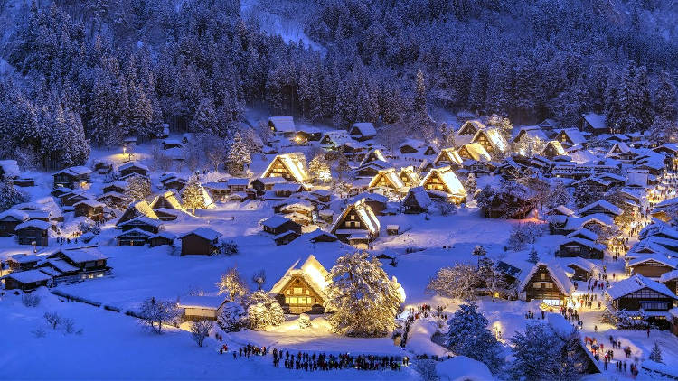 Il villaggio di Shirakawa-go sulle Alpi giapponesi con la neve.