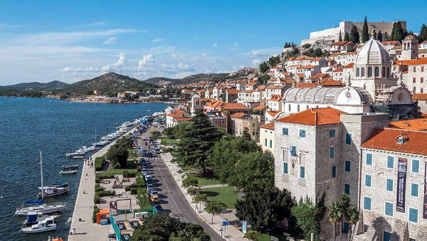 Sibenik sulla costa della Dalmazia in Croazia.
