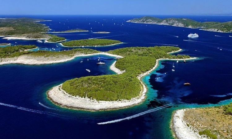 Le bellissime spiagge delle isole Pakleni vicino Hvar.