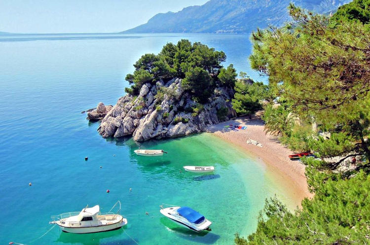 Spiaggia croata di Punta Rata a Brela.