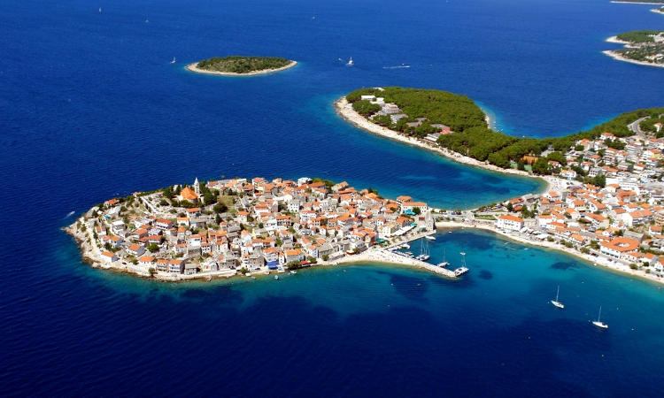 La spiaggia di Raduca a Primosten, in Croazia continentale.