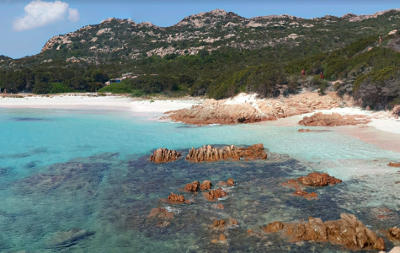 La spiaggia rosa di Budelli in Sardegna.