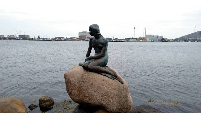 La statua della Sirenetta a Copenhagen, il monumento più visitato in Danimarca.