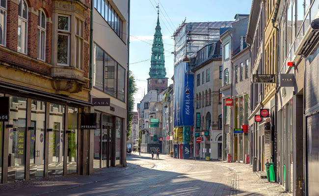 Stroget, la strada pedonale più lunga d'Europa è la via dello shopping a Copenhagen.