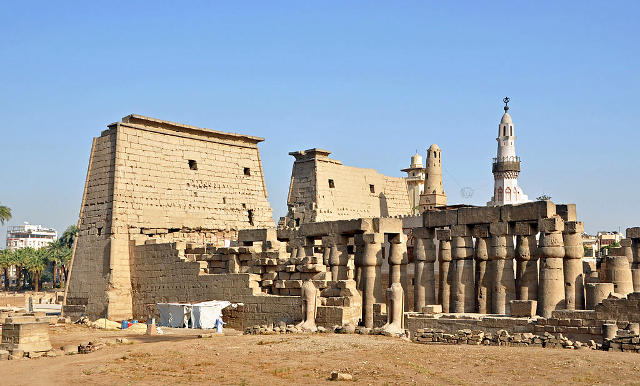 Parte del tempio di Luxor con il colonnato e la moschea.